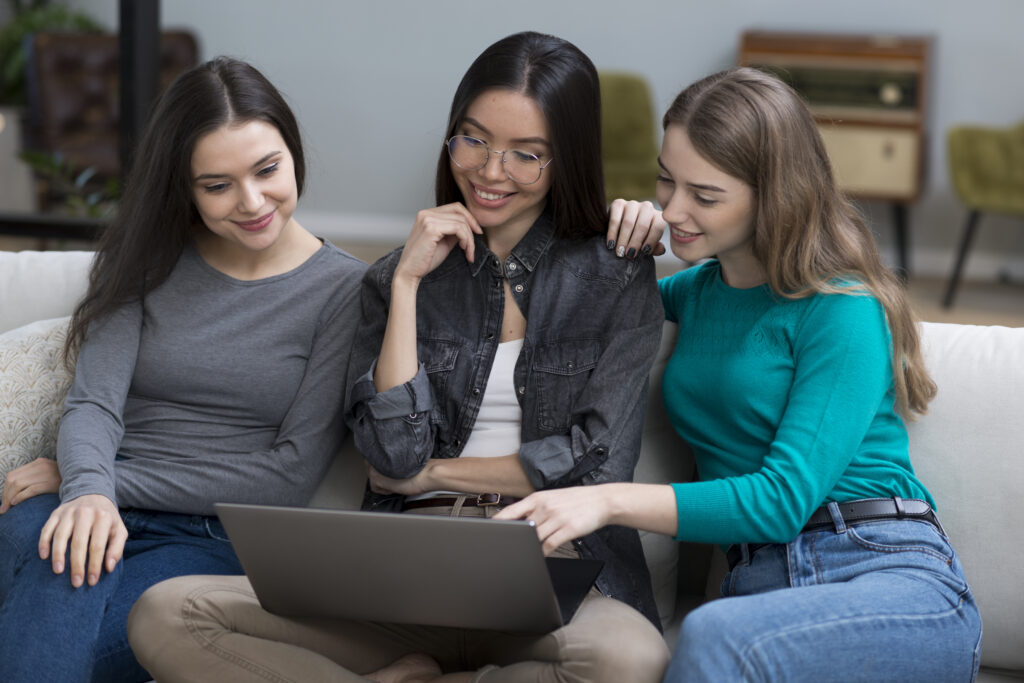 mulheres bonitas navegando em todos os cursos em um laptop